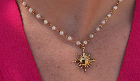 Comment porter des bijoux dorés en été ?