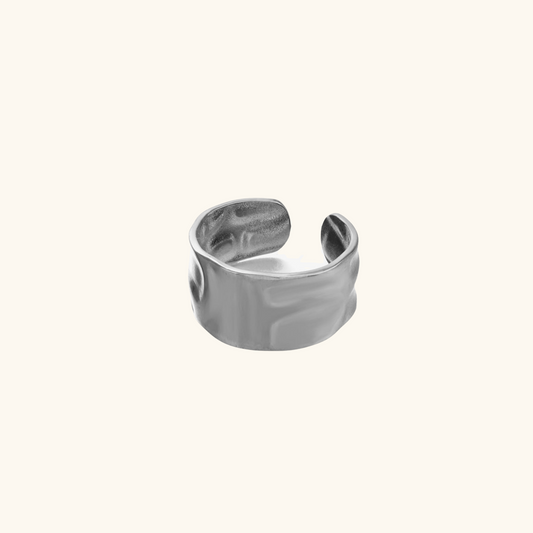 bague onde argent sur fond uni