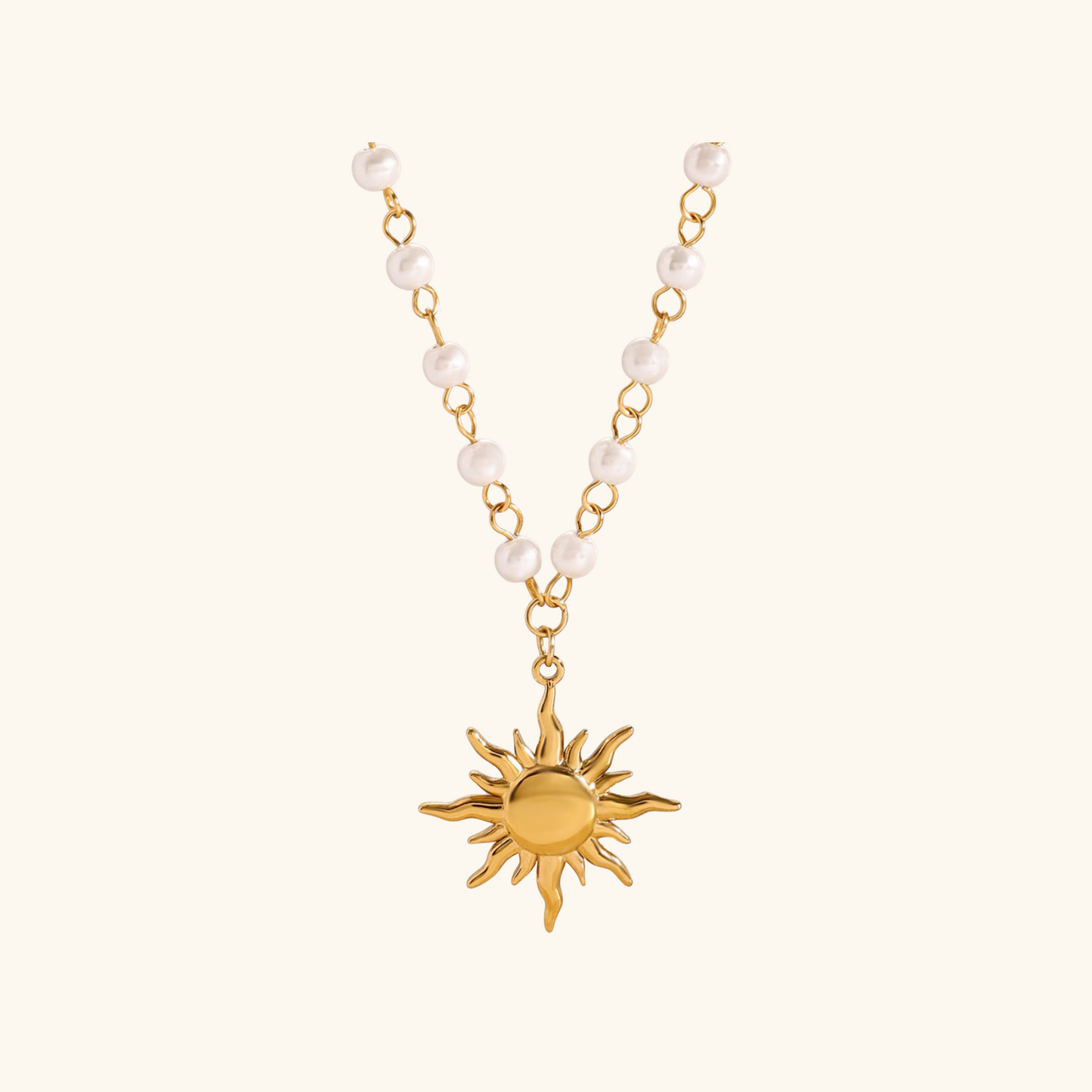 collier représentant un soleil doré avec une chaîne perlée