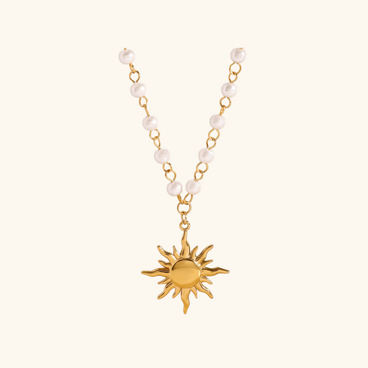 collier représentant un soleil doré avec une chaîne perlée